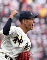 ５回、智弁学園・角谷を二飛に仕留め、ガッツポーズする神村学園・龍頭