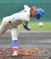 雨のマウンドで力投する花咲徳栄・黒川凌大（撮影・開出牧）