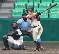 ８回、右前へ適時打を放つ岩井