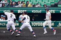 ３回、奥野（右）のゴロが一塁手秦（左）の本塁悪送球を誘い先制を許す。中央は投手染谷