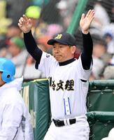 ベンチから指示を出す日本文理・鈴木監督