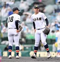 ４回途中、箕浦（左）にマウンドを譲り降板する日本文理の先発染谷