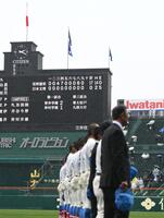 ８強入りを決めた花咲徳栄の大勝を表示するスコアボード。手前はスタンドにあいさつす花咲徳栄ナイン（撮影・開出牧）