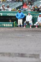 ９回、ぬかるんだグラウンドを見つめる花咲徳栄・岩井隆監督（撮影・西田忠信）