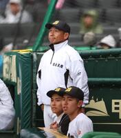 ９回、打球を見つめる日本文理・鈴木崇監督（撮影・西田忠信）