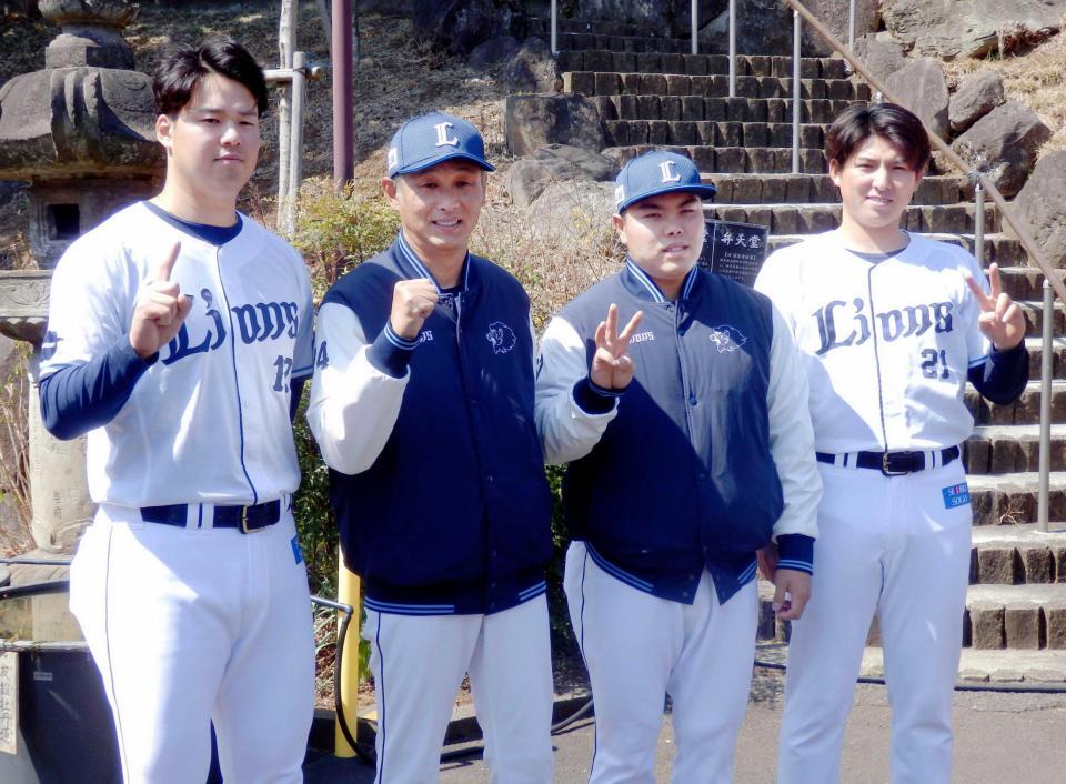 　撮影に応じる渡辺。右は西口監督