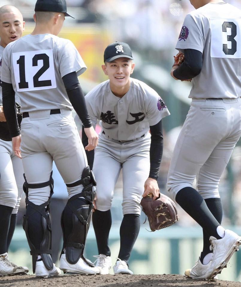 　８回、ピンチの場面でナインに笑顔を見せる熊本工・山岡