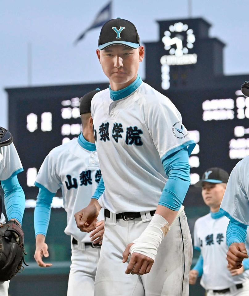 　２２日の試合で左手首を負傷した山梨学院・菰田