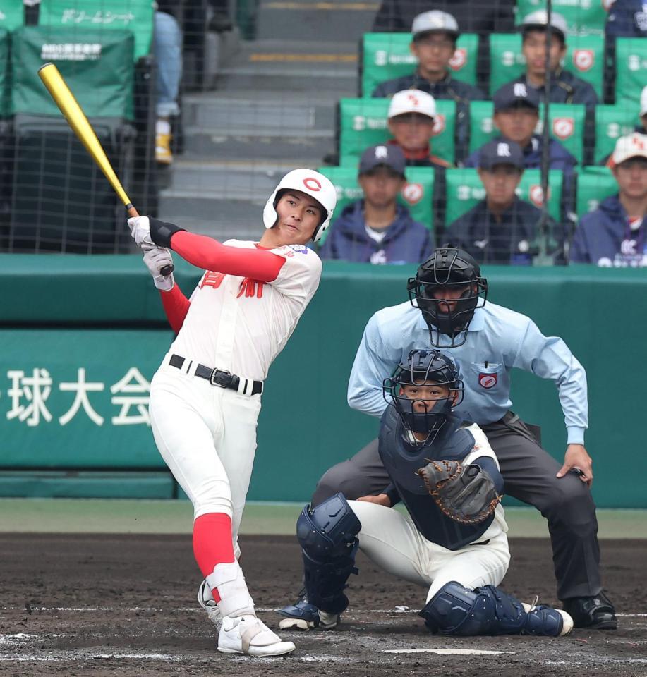 １０回、勝ち越し犠飛を放つ智弁学園・太田蓮（撮影・西田忠信）