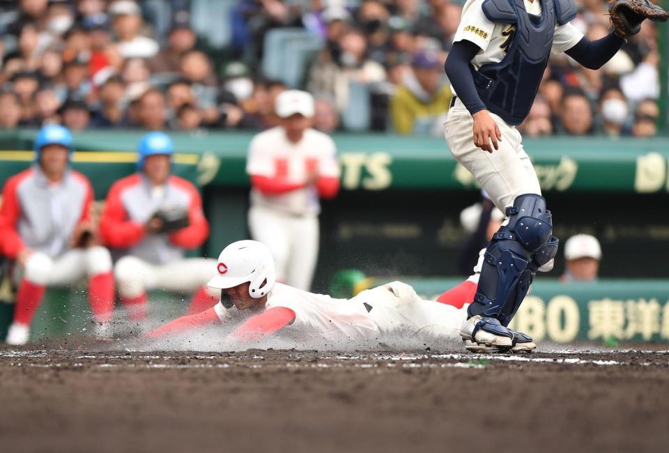 ８回、逢坂悠誠の中犠飛で同点のホームにヘッドスライディングで生還する志村叶大（撮影・開出牧）