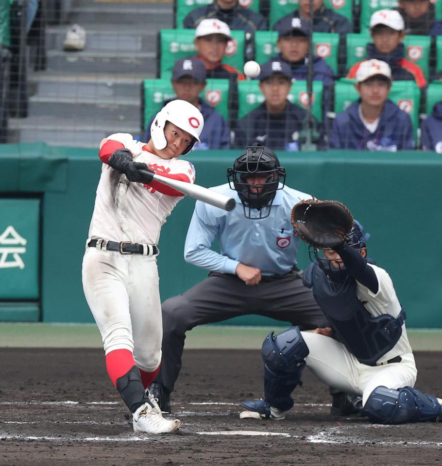 ８回、同点犠飛を放つ智弁学園・逢坂悠誠（撮影・西田忠信）