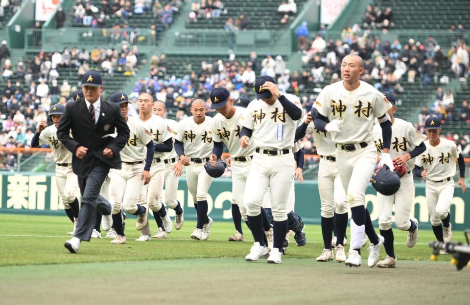 ８強入りならず悔しさをにじませながら引き揚げる神村学園ナイン（撮影・開出牧）
