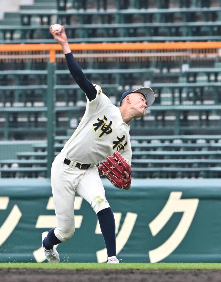 ７回、八木の安打を本塁に好返球し、二走の生還を阻む右翼手梶山