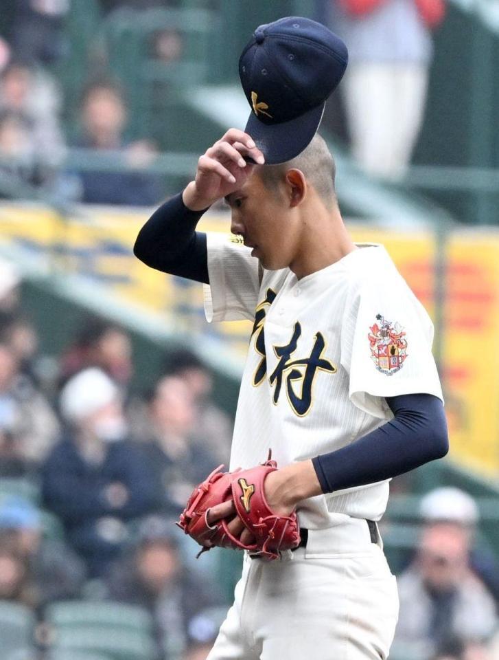 タイブレークの１０回、智弁学園・太田に勝ち越しの中犠飛を許し、肩を落とす神村学園・龍頭