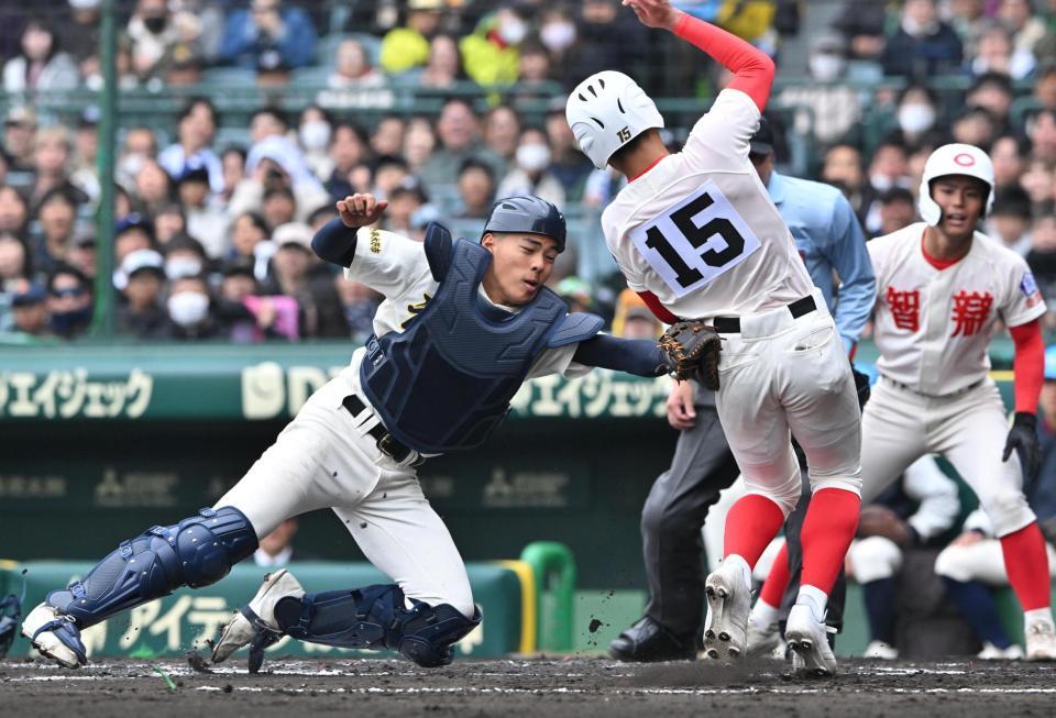 ７回、八木の右前打で本塁を狙った二走中川を右翼手からの好返球でタッチアウトとする捕手川本