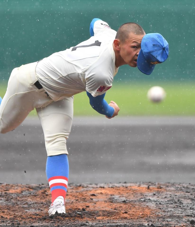 雨のマウンドで力投する花咲徳栄・黒川凌大（撮影・開出牧）