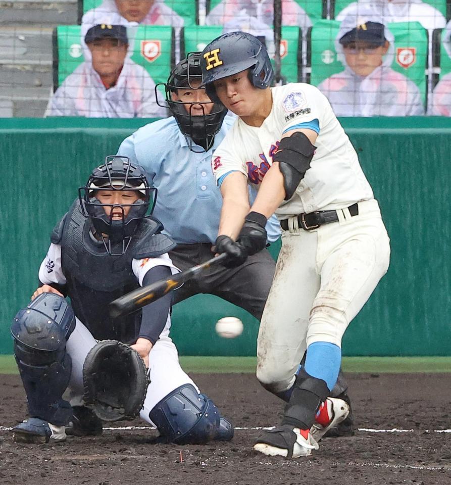 ４回、左前打を放つ岩井