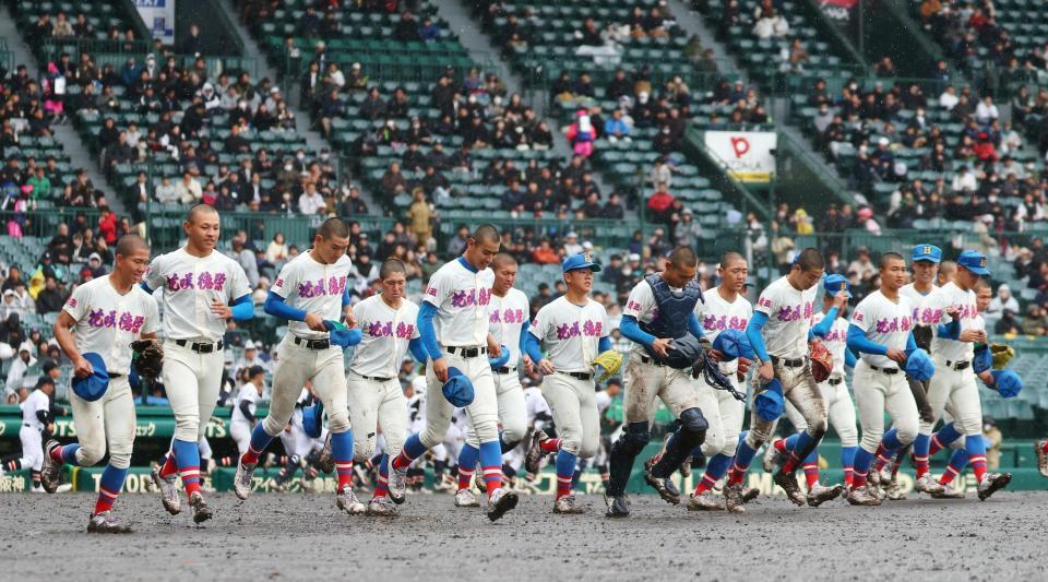 ８強進出を決め、アルプス席へ駆け出す花咲徳栄ナイン