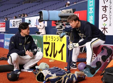岸田監督（左）と話をする杉本（２２日）