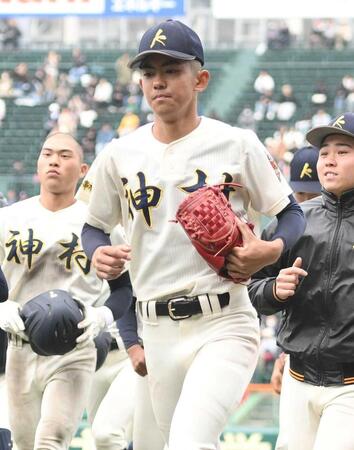 　涙を見せず引き揚げる神村学園・龍頭（撮影・開出牧）