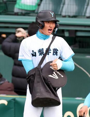 試合前、シートノックを手伝う山梨学院・菰田陽生（撮影・山口登）