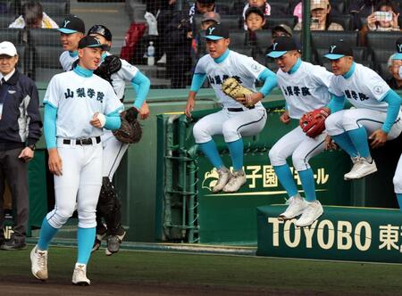 試合前、ベンチ前に整列する山梨学院・菰田陽生（左）＝撮影・山口登