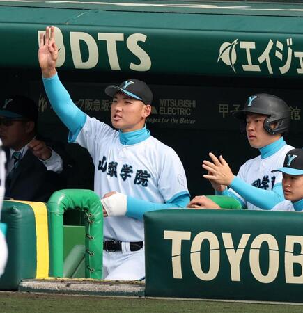 ベンチから声を出す山梨学院・菰田陽生（左）＝撮影・山口登