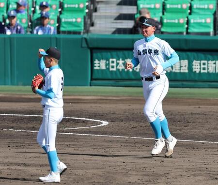 ５回、伝令でマウンドに向かう山梨学院・菰田陽生（右）＝撮影・山口登