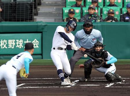 １回、右越えに先制ソロを放つ大垣日大・竹島黎乃（投手は山梨学院・渡部瑛太、捕手は山梨学院・光永惺音）＝撮影・山口登