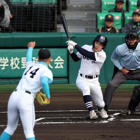 １回、右越えに先制ソロを放つ大垣日大・竹島黎乃（投手は山梨学院・渡部瑛太）＝撮影・山口登