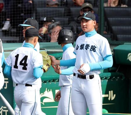 先発の渡部瑛太（左）を迎える山梨学院・菰田陽生（撮影・山口登）