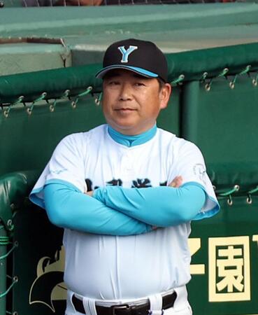 グラウンドを見つめる山梨学院・吉田洸二監督（撮影・山口登）