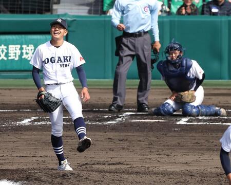 ６回、同点に追いつかれた谷之口（手前）と高田のバッテリー