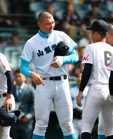 大垣日大に勝利し、あいさつする山梨学院・菰田