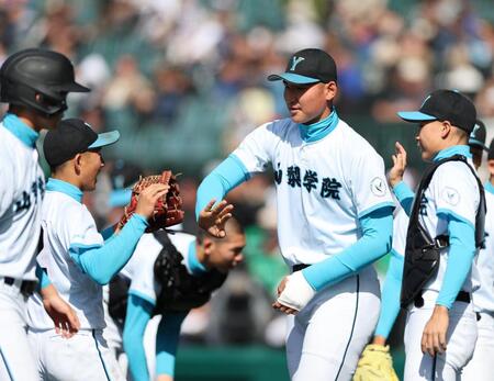 ５回を終え、ベンチ前でナインを迎える山梨学院・菰田（右から２人目）