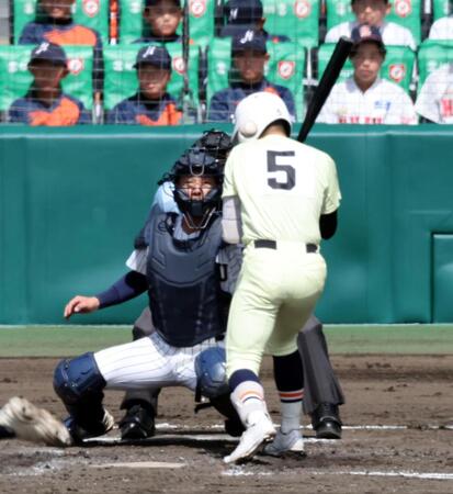４回、頭部に死球を受ける榎本侑晟（撮影・山口登）