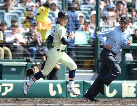 ４回に死球を受け担架で運ばれるが、笑顔で５回の守備に就く英明・榎本侑晟（撮影・開出牧）