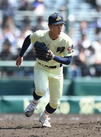 ５回、三浦毅大を一ゴロに打ち取り一塁へベースカバーに走る英明・松本倫史朗（撮影・開出牧）