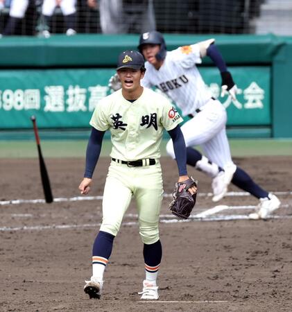 ６回、英明・松本倫史朗は東北・進藤翔愛を中飛に打ち取り雄たけびをあげる（撮影・山口登）