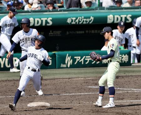 ９回、英明・松本倫史朗（右）は東北・日野心温を一邪飛に打ち取り試合終了（撮影・山口登）