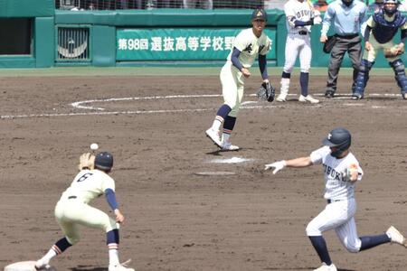 ４回、打者荒川のとき、二走佐藤をけん制でアウトにする松本倫。遊撃手池田