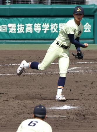 ４回、打者荒川のとき、二塁にけん制でアウトにする松本倫。遊撃手池田