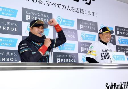 開幕前日会見で笑顔を見せる新庄監督（左）と小久保監督（撮影・中島達哉）