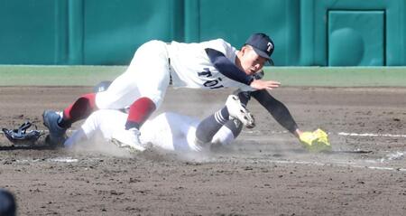 ４回、三重・水野央清の打席で暴投し、失点する大阪桐蔭・吉岡貫介（撮影・中田匡峻）