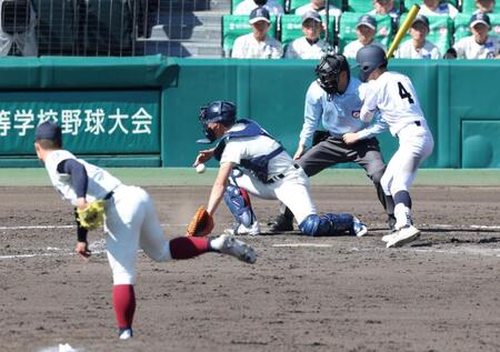 ４回、三重・水野央清の打席で２球連続暴投した大阪桐蔭・吉岡貫介。２失点し、一気に１点差に迫られる（撮影・中田匡峻）