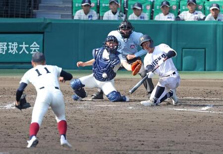 三重 一度は認められた生還が取り消し 大西がスクイズ空振りで投球が体に当たる 球場騒然も中犠飛で同点