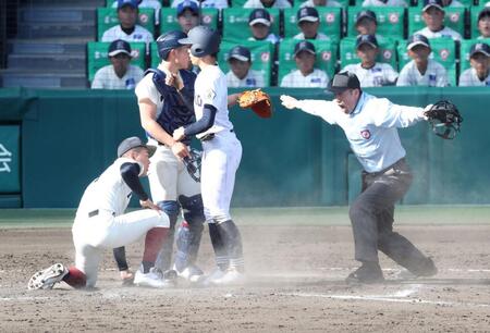 ８回、一度は同点の生還を果たした三走の三重・中西優斗だったが判定が変わり三塁に戻される（撮影・中田匡峻）