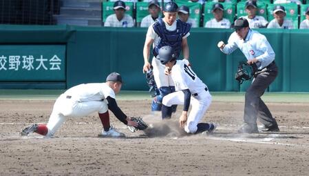 ８回、一度は同点の生還を果たした三走の三重・中西優斗だったが判定が変わり三塁に戻される（撮影・中田匡峻）