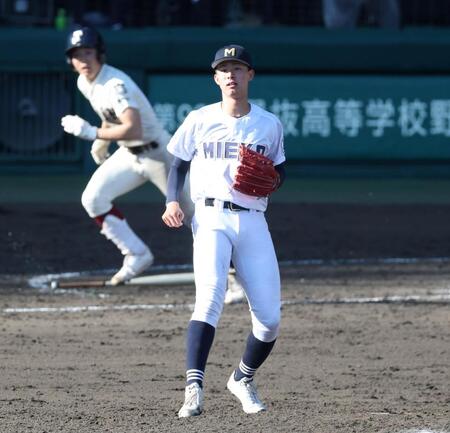 １０回、大阪桐蔭・中島齊志（奥）に勝ち越し犠飛を浴びる三重・古川稟久（撮影・中田匡峻）