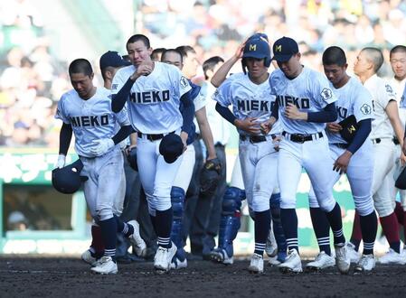 三重が延長十回タイブレークで散る 大阪桐蔭を追い詰めるも無念